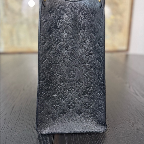 Louis Vuitton OnTheGo GM tote bag in black Monogram Empreinte leather - Picture 4 of 12